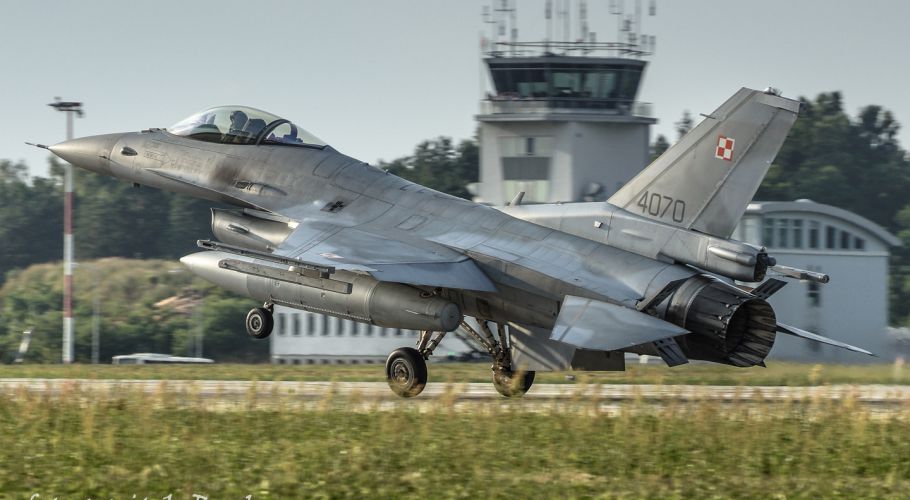 Łask- lądowanie samolotu F16 po locie ćwiczebnym