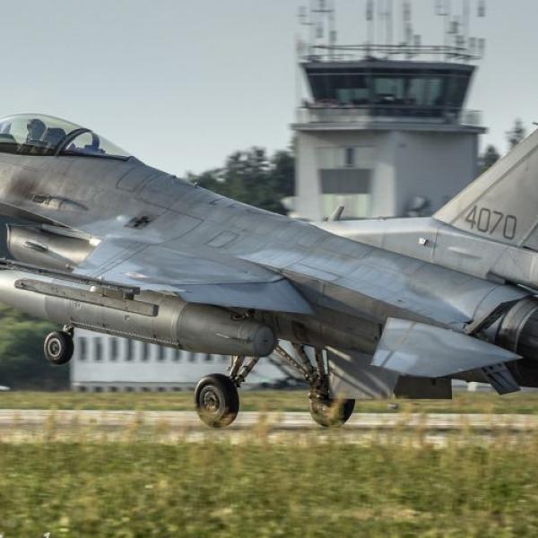 Łask- lądowanie samolotu F16 po locie ćwiczebnym