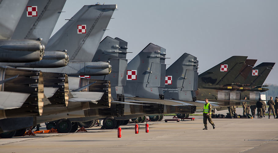 Stateczniki samolotów myśliwskich Polskich Sił Powietrznych (F-16, Mig-29 i Su-22) na płycie postojowej w bazie w Krzesinach