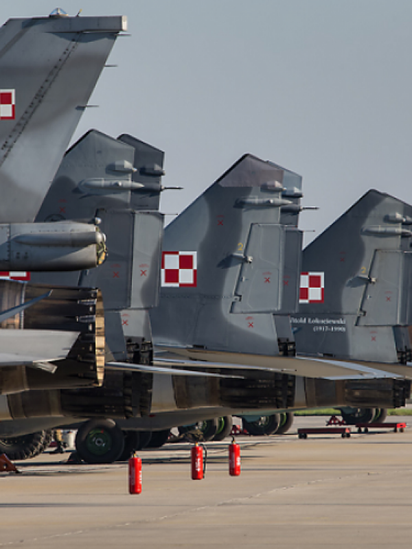 Stateczniki samolotów myśliwskich Polskich Sił Powietrznych (F-16, Mig-29 i Su-22) na płycie postojowej w bazie w Krzesinach